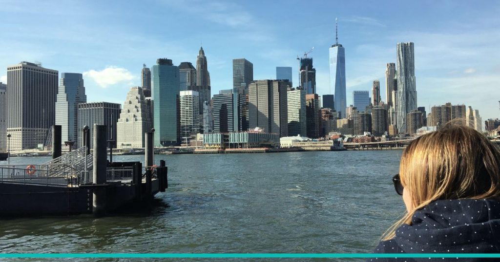 Vista del skyline de Nueva York con autora de espaldas