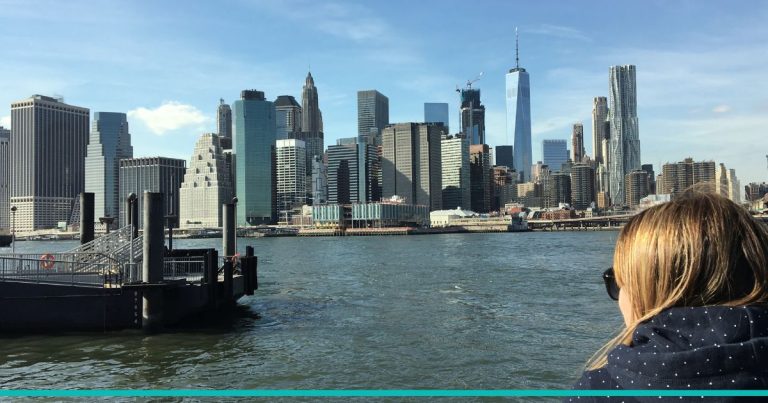 Vista del skyline de Nueva York con autora de espaldas