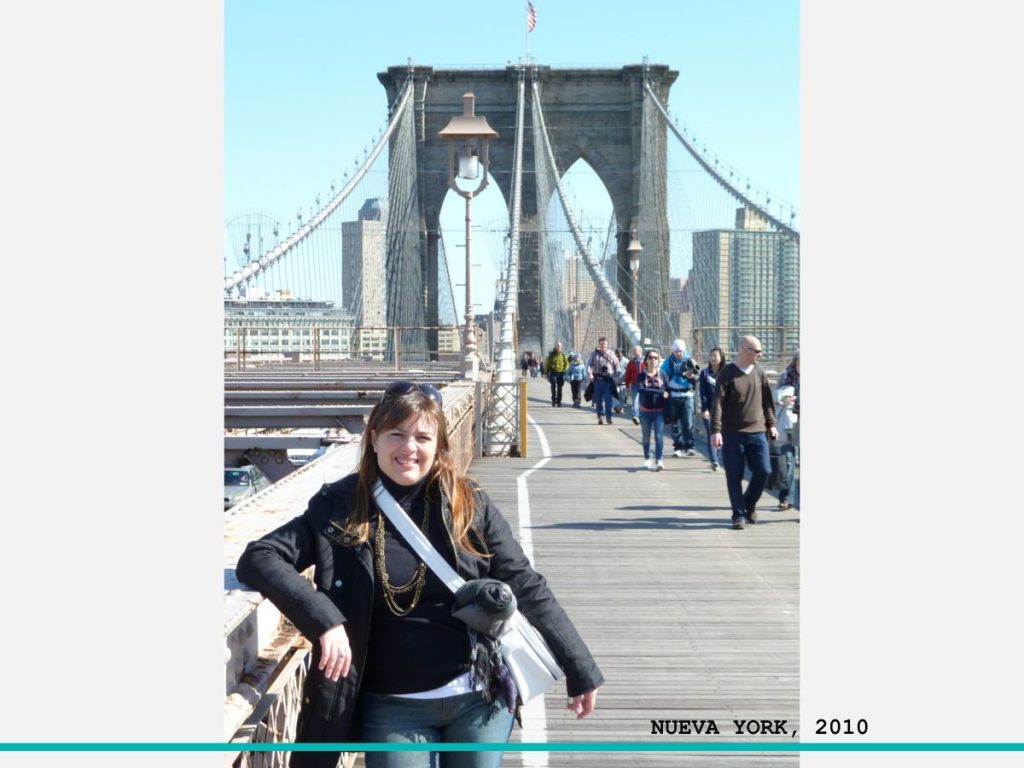 Retrato de la autora en el Puente de Brooklyn durante su primer viaje a Nueva York.