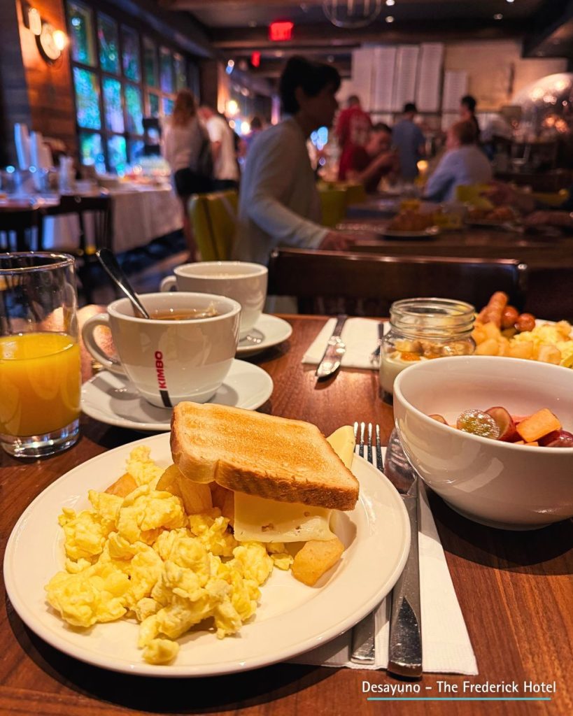 Desayuno completo en el Hotel Frederick de Tribeca, una de las mejores opciones de alojamiento con estilo en Manhattan, Nueva York.