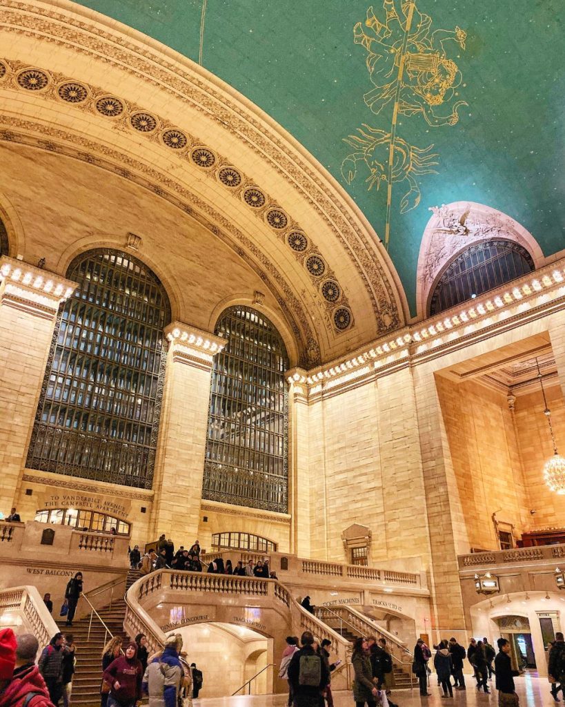 Vista del vestíbulo principal de la terminal Grand Central, una zona estratégica para dormir en Nueva York por su conexión de transporte.