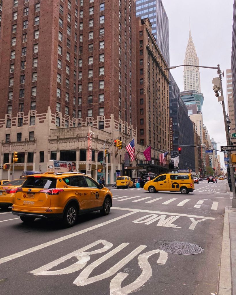 Icónico taxi amarillo de Nueva York realizando el traslado de pasajeros desde el aeropuerto JFK hacia el centro de Manhattan.