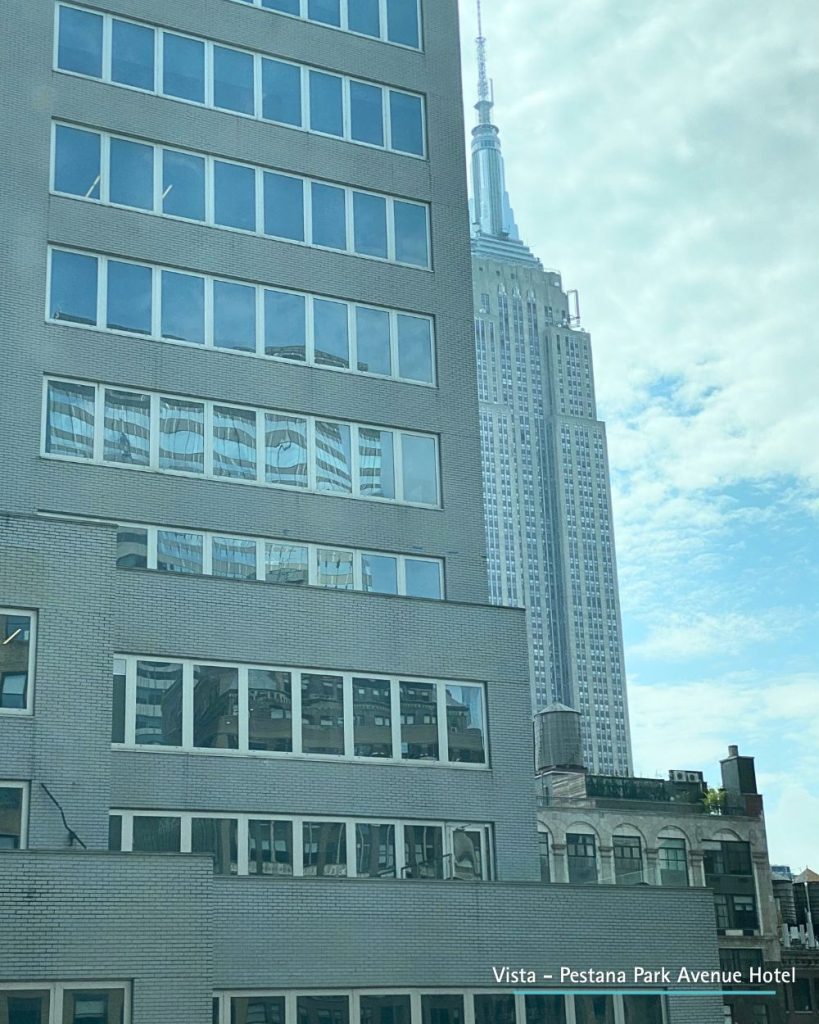 Impresionantes vistas directas al edificio Empire State desde una habitación del Hotel Pestana Park Avenue en Midtown Manhattan.