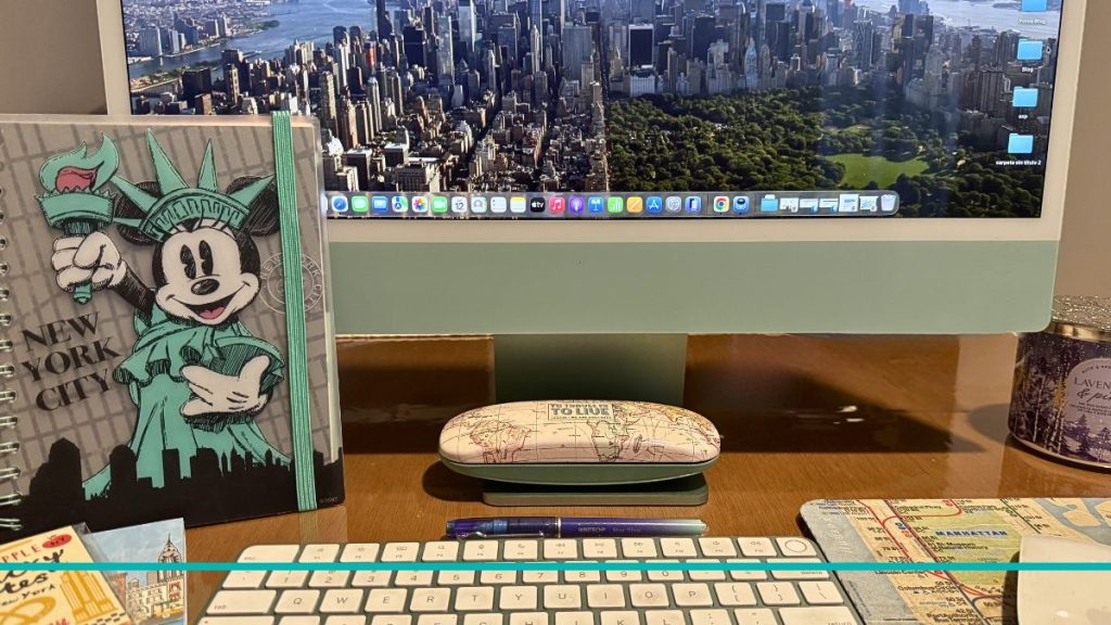 Agenda con un mapa del metro de Nueva York y elementos de planificación para armar un itinerario de viaje.