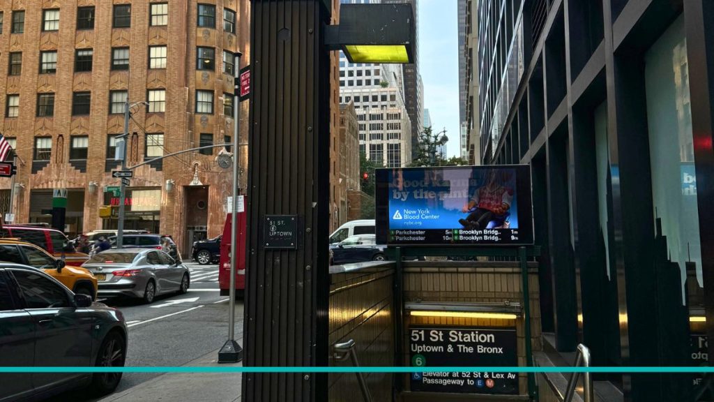 Boca de entrada al subte de la línea 6 en la esquina de la calle 51 y Lexington Avenue, Midtown East.