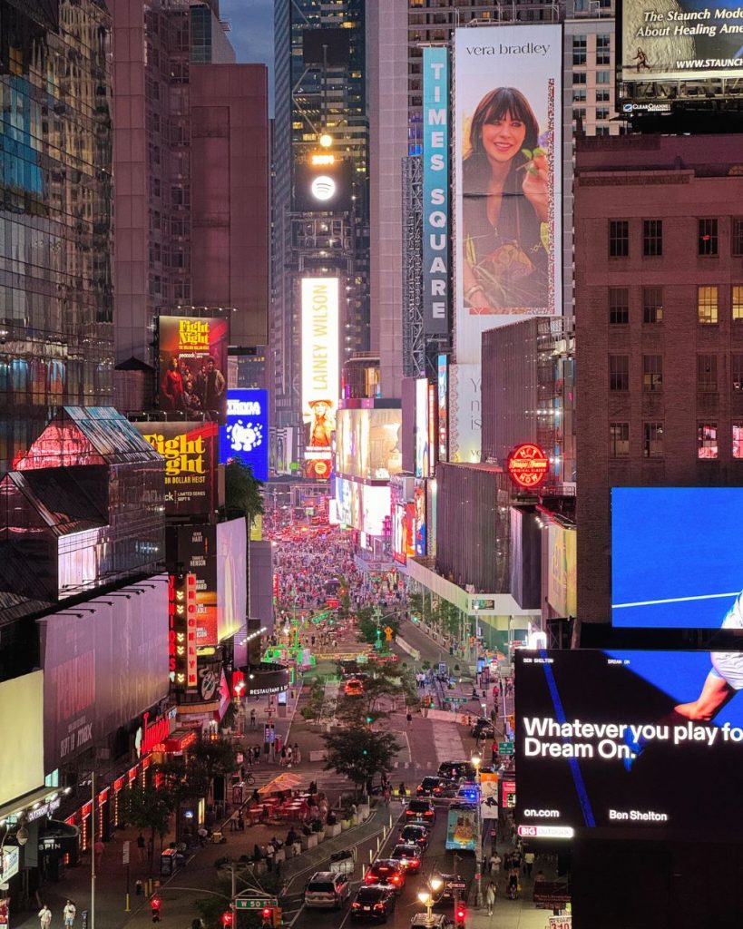 Vista de noche de Times Square desde la terraza del M Social Hotel en la calle 51.