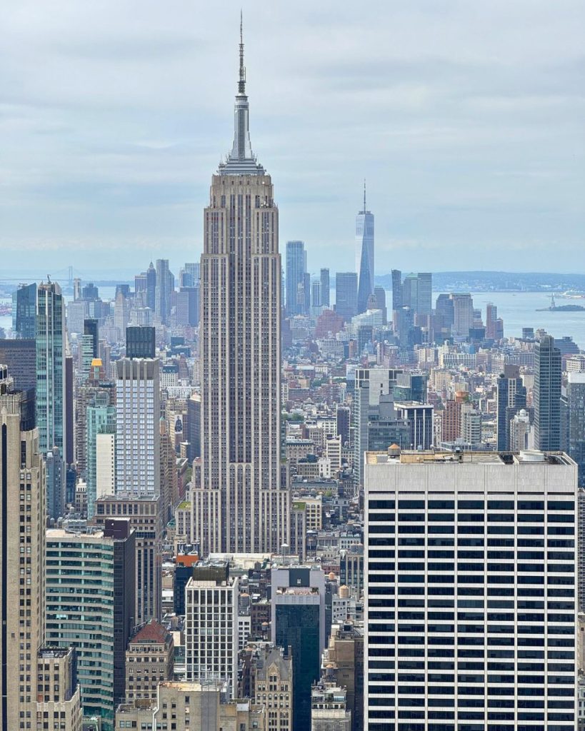 Vista del Empire State Building desde el Top of the Rock de día en agosto 2024.