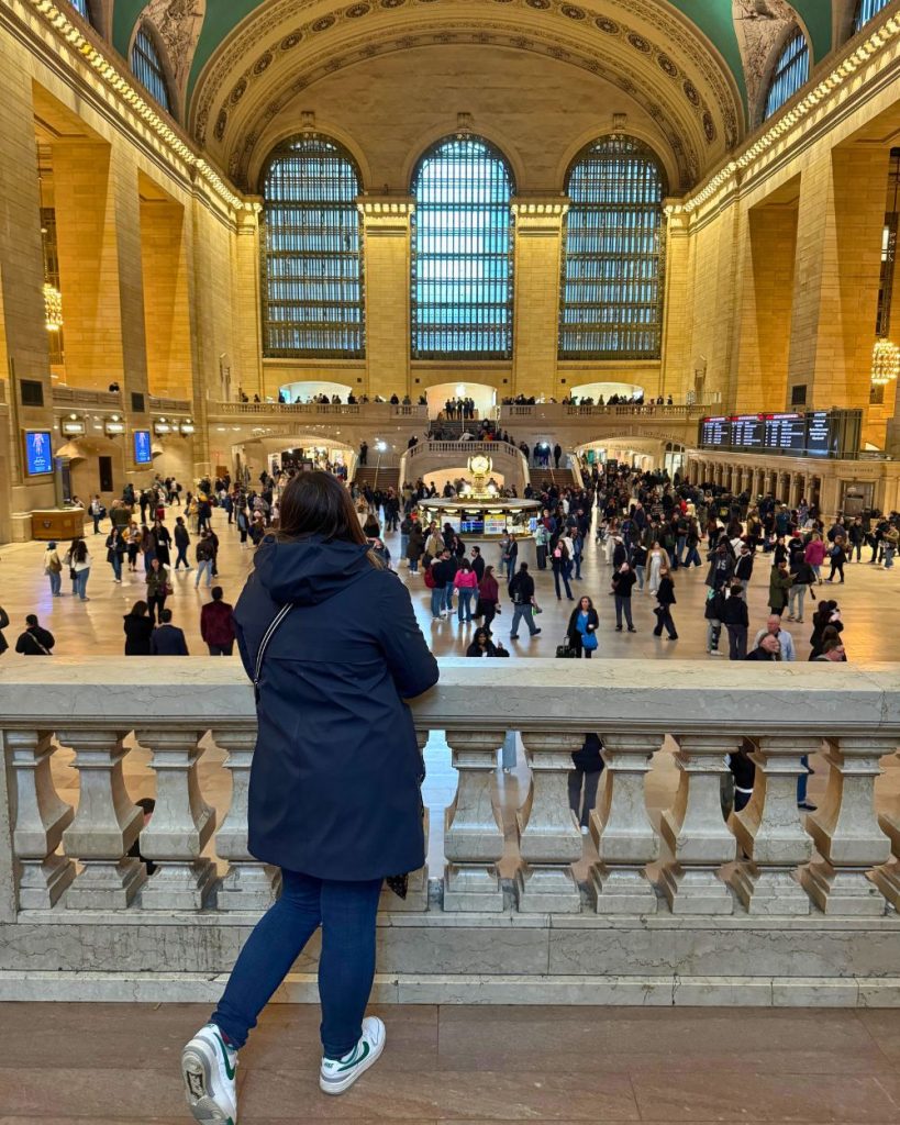 Autora de espaldas en el hall de Grand Central Terminal
