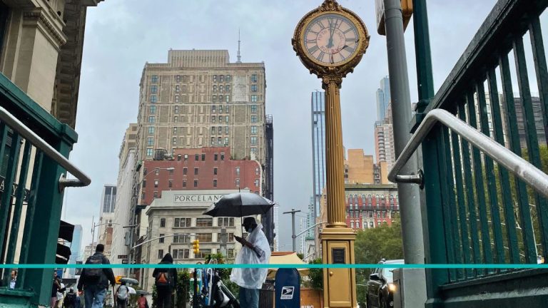 Día lluvioso en Flatiron saliendo de la estación de subte de la quinta avenida.