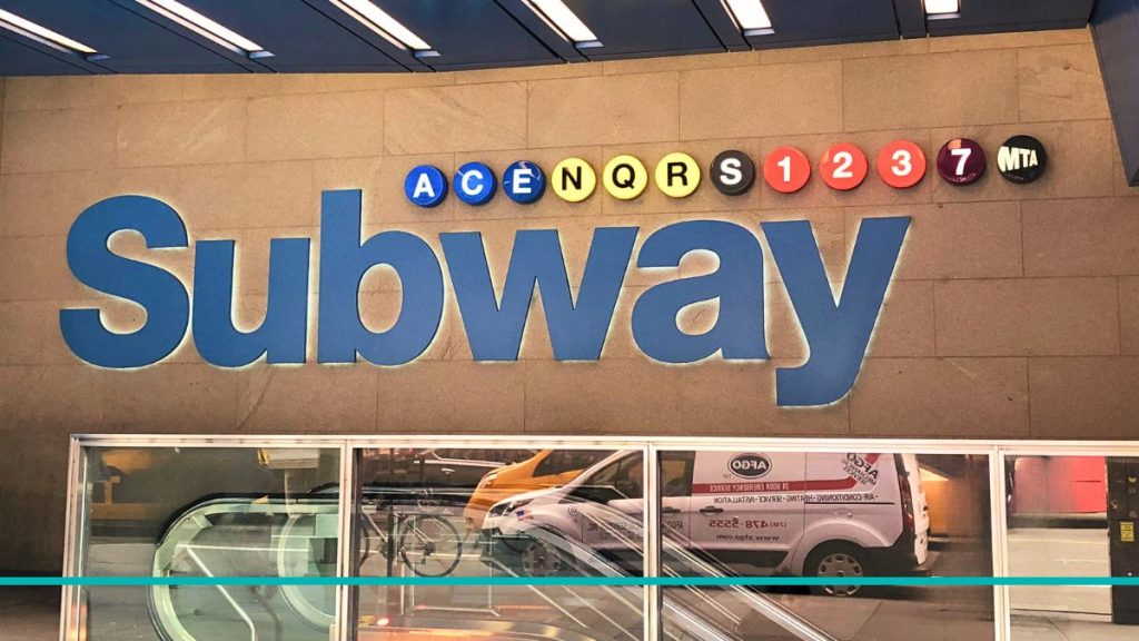 Cartel de Subway en una entrada del subte de Nueva York, ideal para seguir consejos prácticos de transporte.
