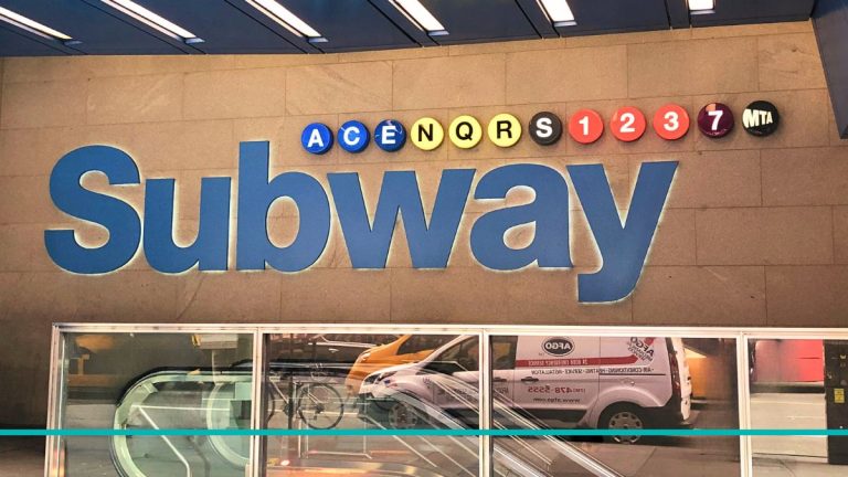 Cartel de Subway en una entrada del subte de Nueva York, ideal para seguir consejos prácticos de transporte.