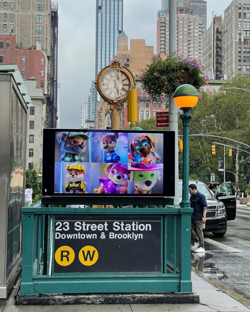 Fijate siempre en los carteles antes de bajar: ¿vas hacia el Downtown o hacia Brooklyn?