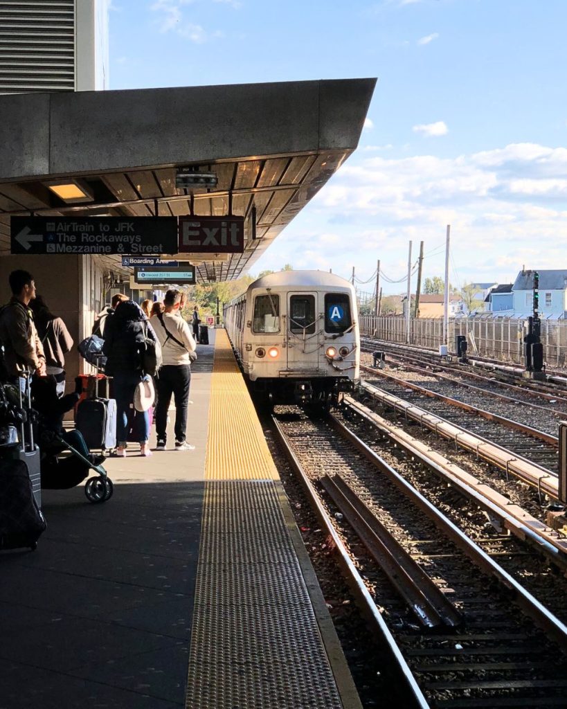 Vagón del subte línea A de Nueva York entrando a la plataforma de una estación.