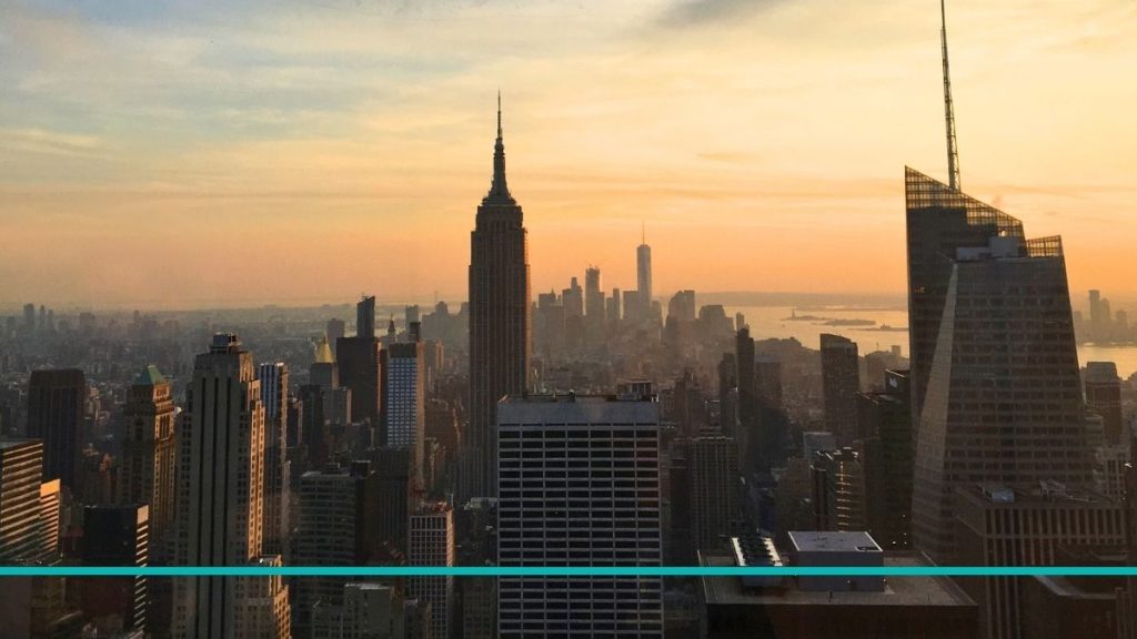 Vista del skyline de Manhattan al atardecer desde el Top of the Rock en Nueva York.