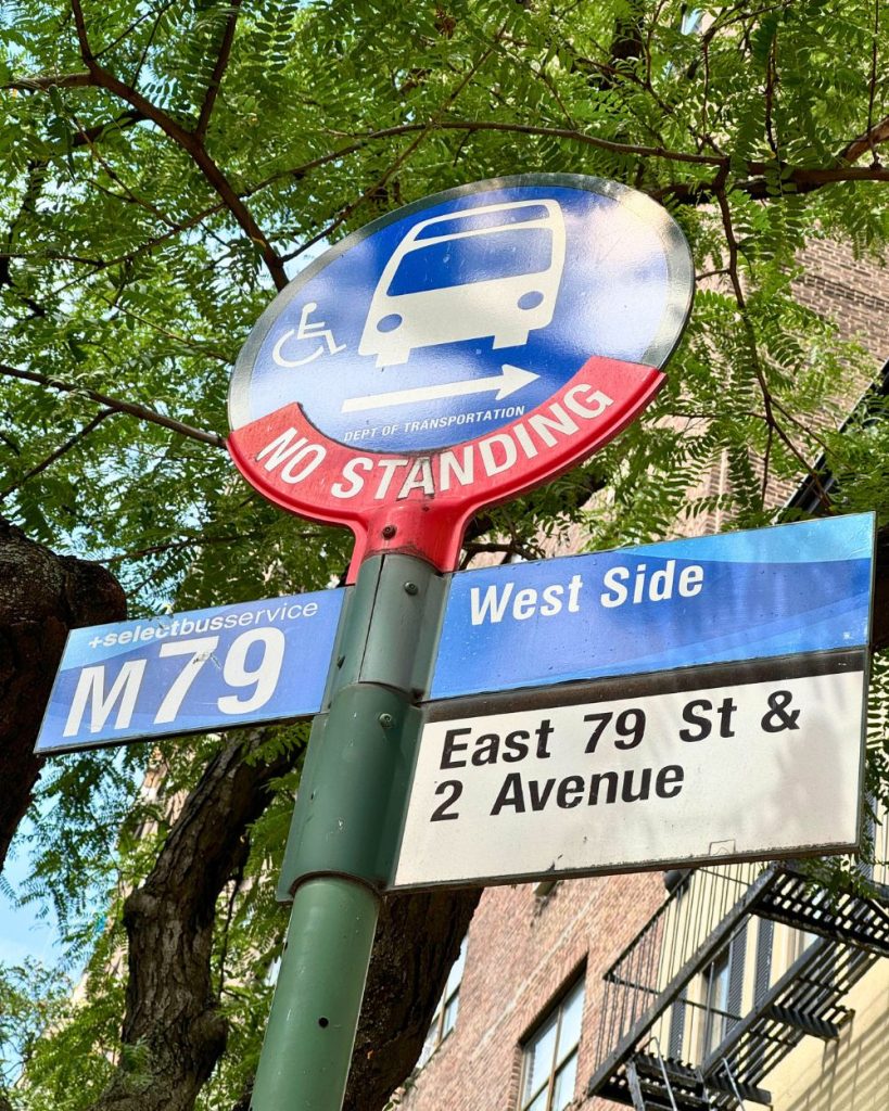 Poste indicador de parada del colectivo M79 en Manhattan, conectando el Upper East Side con el Upper West Side a través de Central Park.