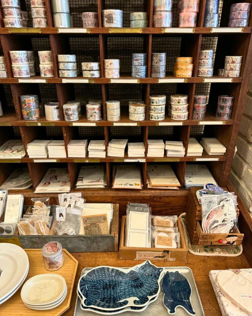 Productos de papelería de la tienda Niconekko Zakkaya en Nueva York