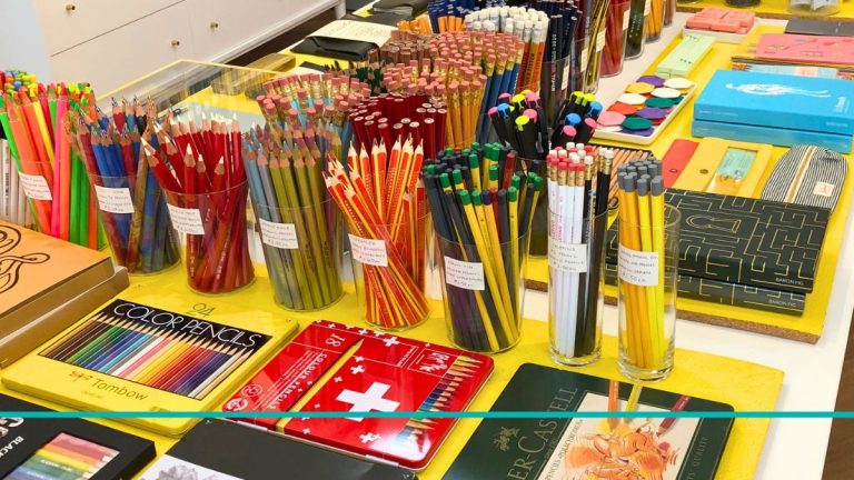 Lapices de colores y artículos de papelería en un local de nueva york