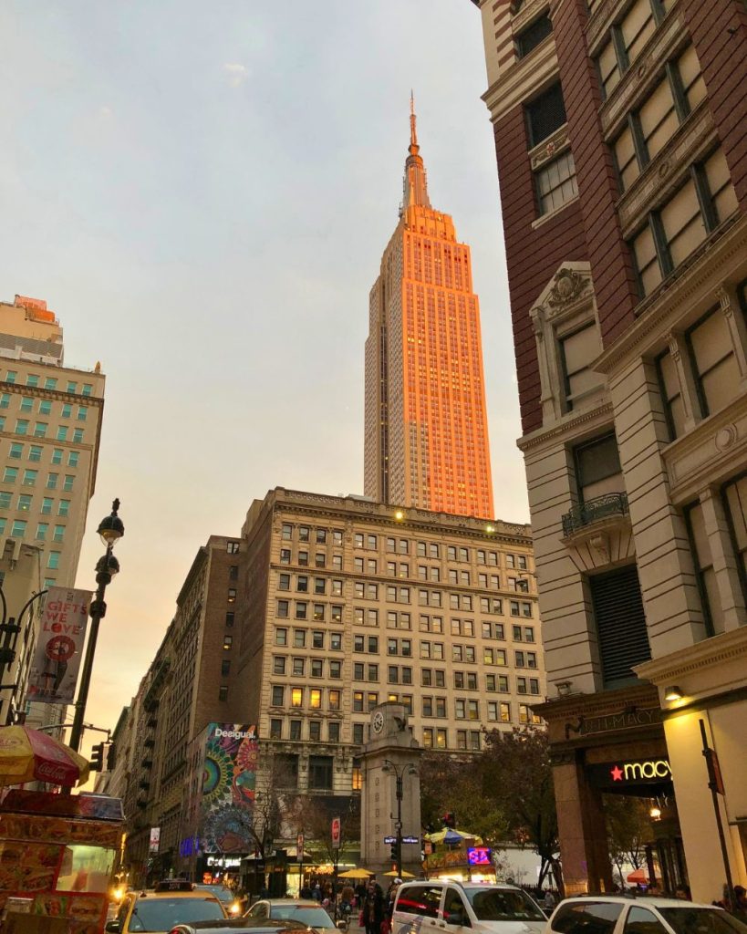 Vista del Empire State desde la calle 35 hacia Herald Square.