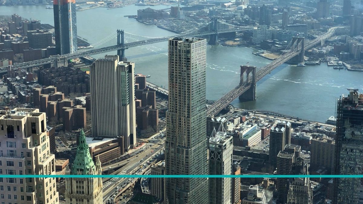 Vista desde el one world observatory de día hacia el sur viendo el puente de brooklyn y manhattan.