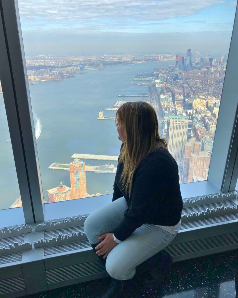 Vista desde el One World Observatory hacia New Jersey al sur, con la autora de espaldas.