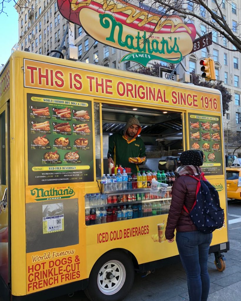 Carrito de comida callejera hot dogs Nathan's en la calle 83 enfrente del Museo Metropolitano de Arte en Nueva York.