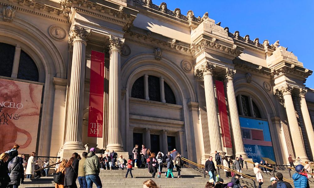 Fachada exterior y escalinatas del Museo Metropolitano de Arte (MET) en la Quinta Avenida de Nueva York.