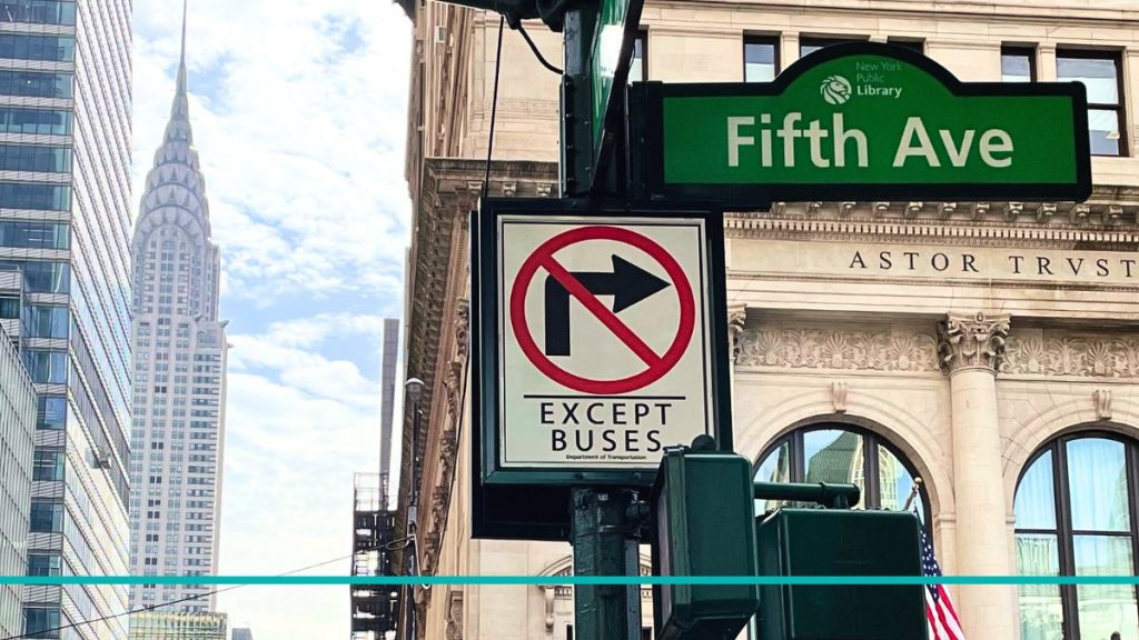 Cartel de la Quinta Avenida y calle 42 en primer plano con el edificio Chrysler de fondo en Nueva York, ideal para una guía de viaje.