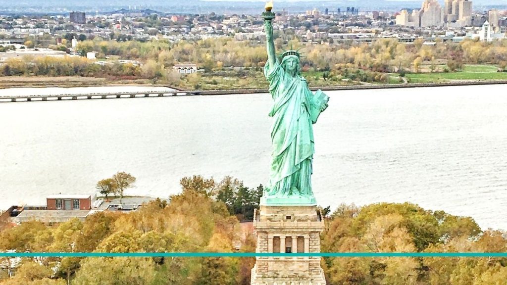 Estatua de la Libertad vista desde un helicóptero.