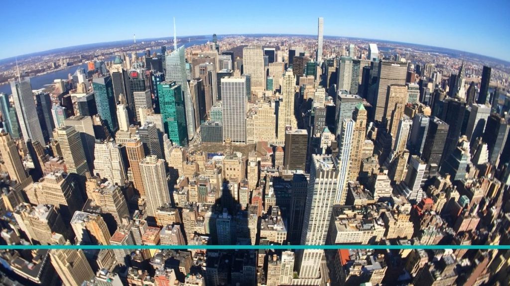 Vista desde el Empire State Building hacia el skyline de Manhattan norte de día.