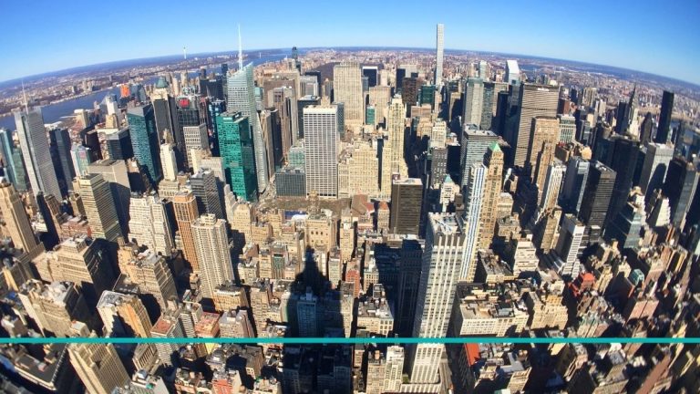 Vista desde el Empire State Building hacia el skyline de Manhattan norte de día.