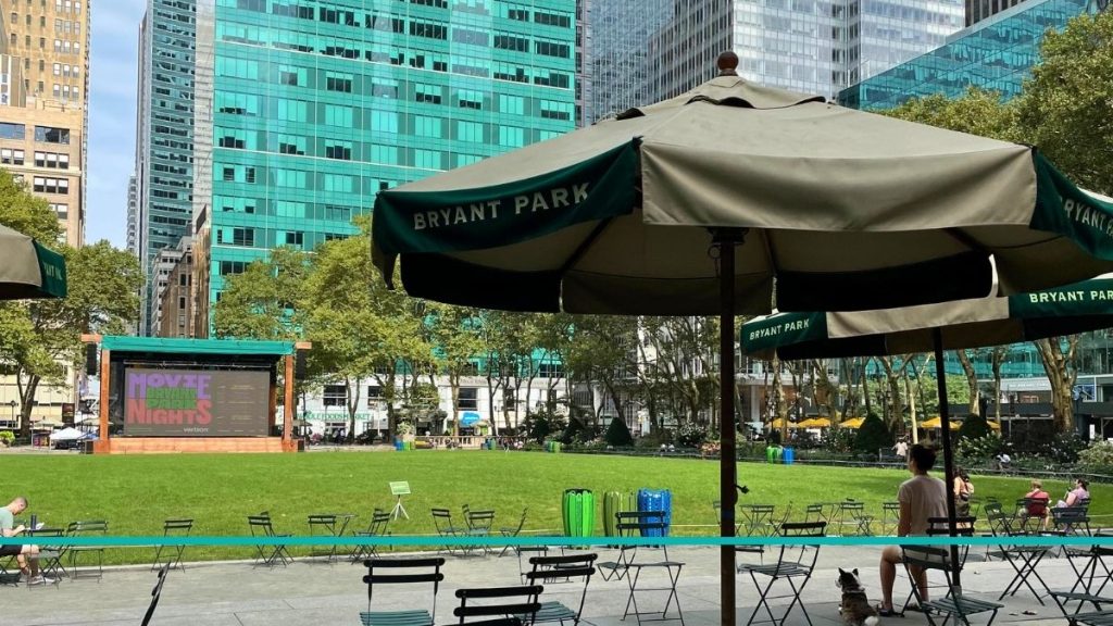 Lawn del Bryant Park en verano con la pantalla del cine al aire libre.