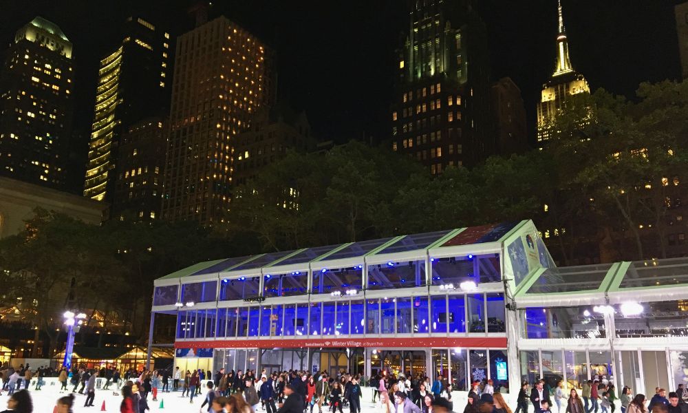 Invierno en el Bryant Park con la pista de patinaje y winter village.