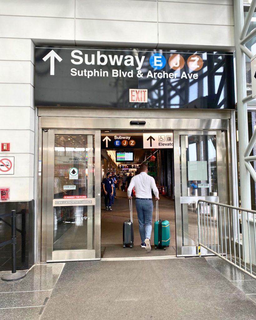 Cartel indicador en Jamaica Station señalando la dirección hacia la línea E del subte de Nueva York tras bajar del AirTrain del JFK.