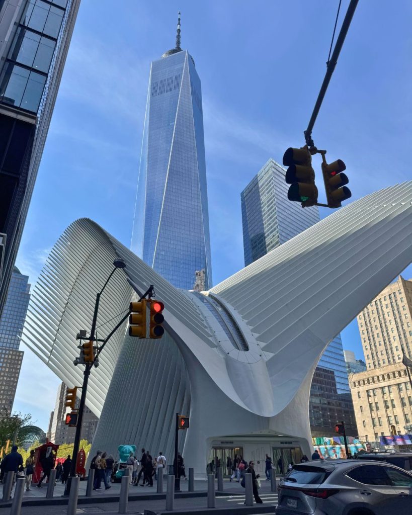 Oculus visto desde afuera con la freedom tower detrás en el lower manhattan.