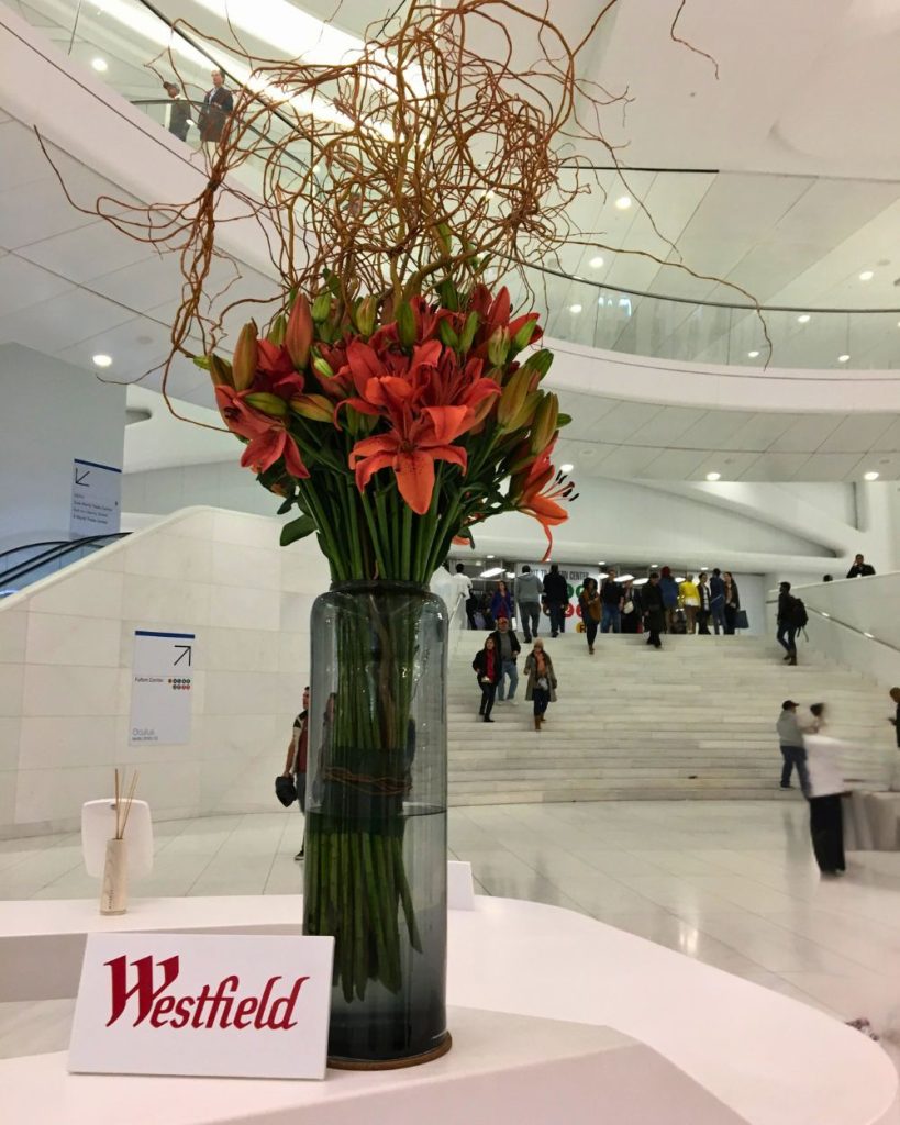 Westfield shopping en el interior del Oculus en el downtown manhattan.