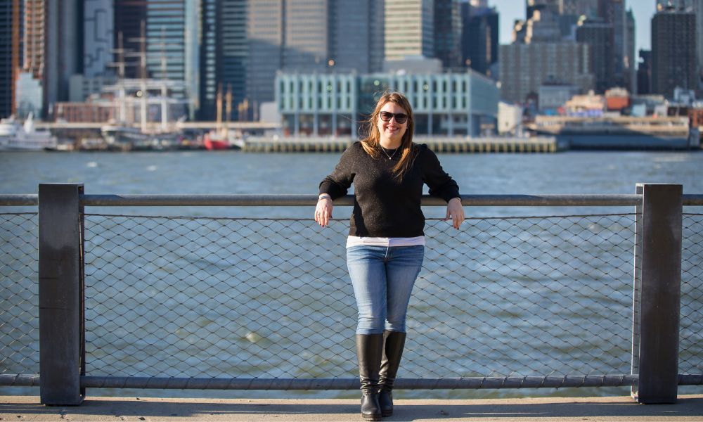 Autora posando en Brooklyn Heighs con Manhattan detrás.
