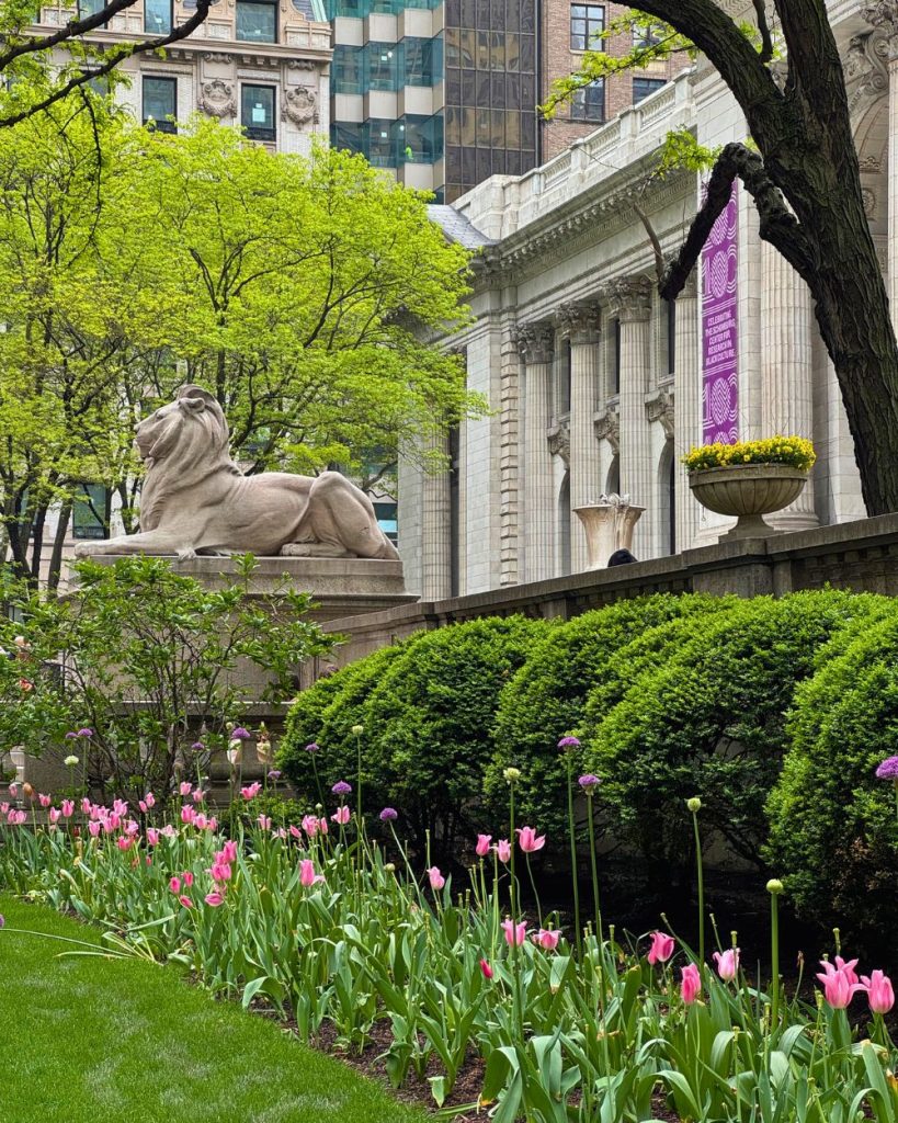 Fachada de la Biblioteca Pública de Nueva York en primavera.