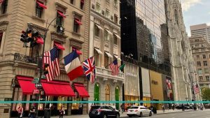 Quinta Avenida de Nueva York donde se ven los lujosos locales y la catedral de San Patricio.