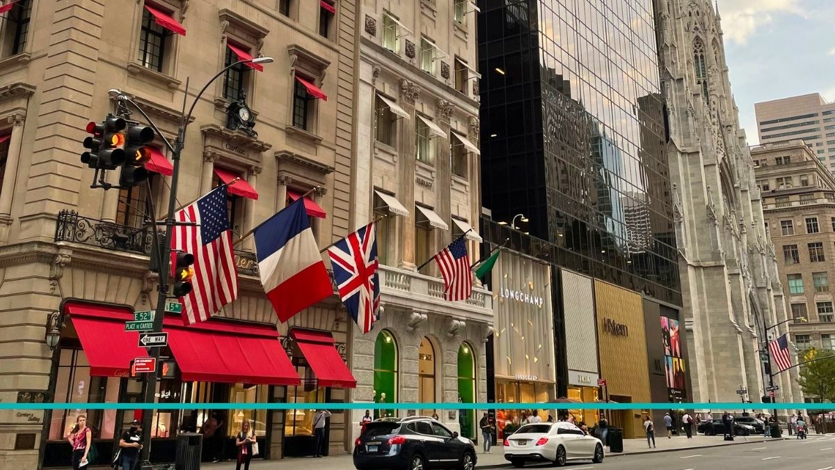 Quinta Avenida de Nueva York donde se ven los lujosos locales y la catedral de San Patricio.