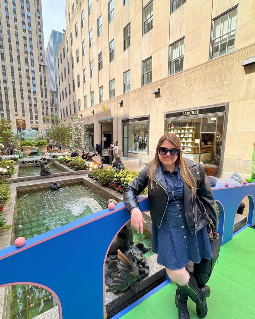 Autora en los canales del Rockefeller Center en primavera 2026.