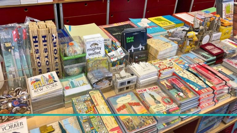 Regalos y souvenirs de Nueva York en el museo Tenement del Lower East Side.