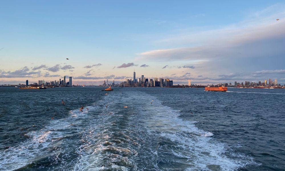 Vista del skyline de manhattan desde el staten island ferry visto de lejos.