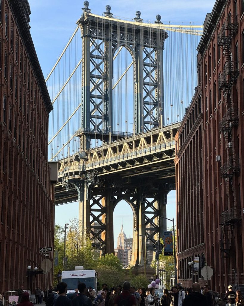 Puente de Manhattan con el Empire state enmarcado en Dumbo, Brooklyn.
