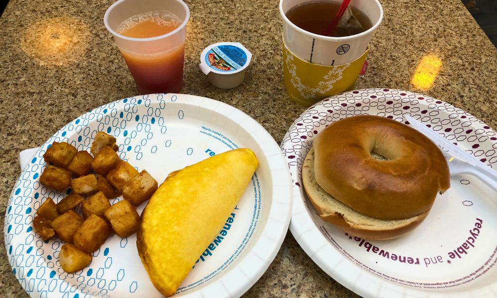 Desayuno en el hotel Hampton Inn con un bagel, omelette, papas salteadas y una taza de té, incluido en la tarifa de la estadía.