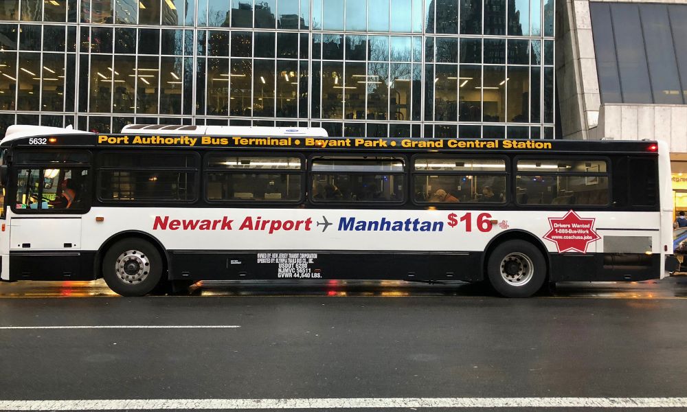 Bus de Newark Airport Express en la terminal del aeropuerto, opción de traslado directo a Manhattan.
