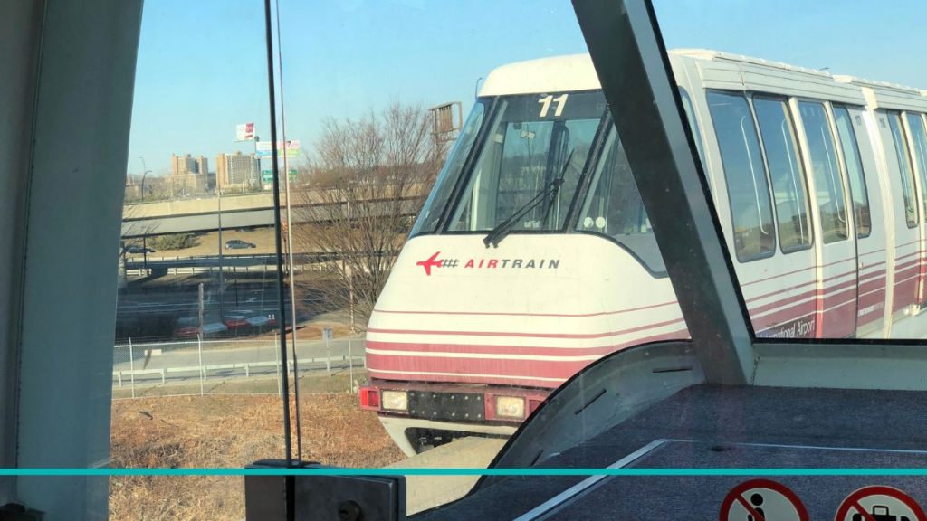 Vista del AirTrain de Newark circulando por las vías elevadas.