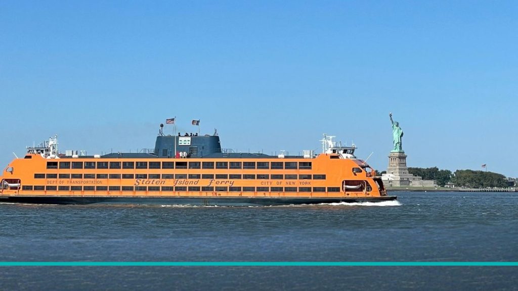 Vista del ferry gratuito de Staten Island, la mejor experiencia low cost en Nueva York.