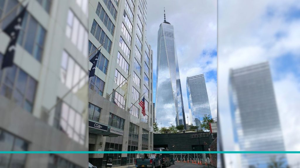 Vista de la fachada exterior del World Center Hotel con la imponente Freedom Tower (One World Trade Center) elevándose justo detrás en Nueva York.