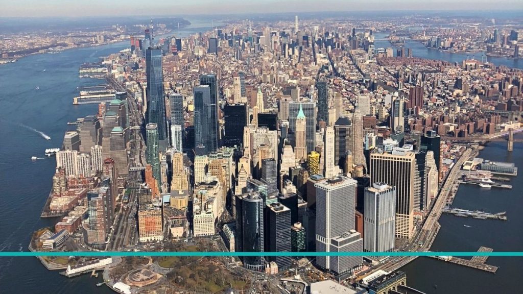 Vista del skyline del downtown de Nueva York desde un helicóptero.