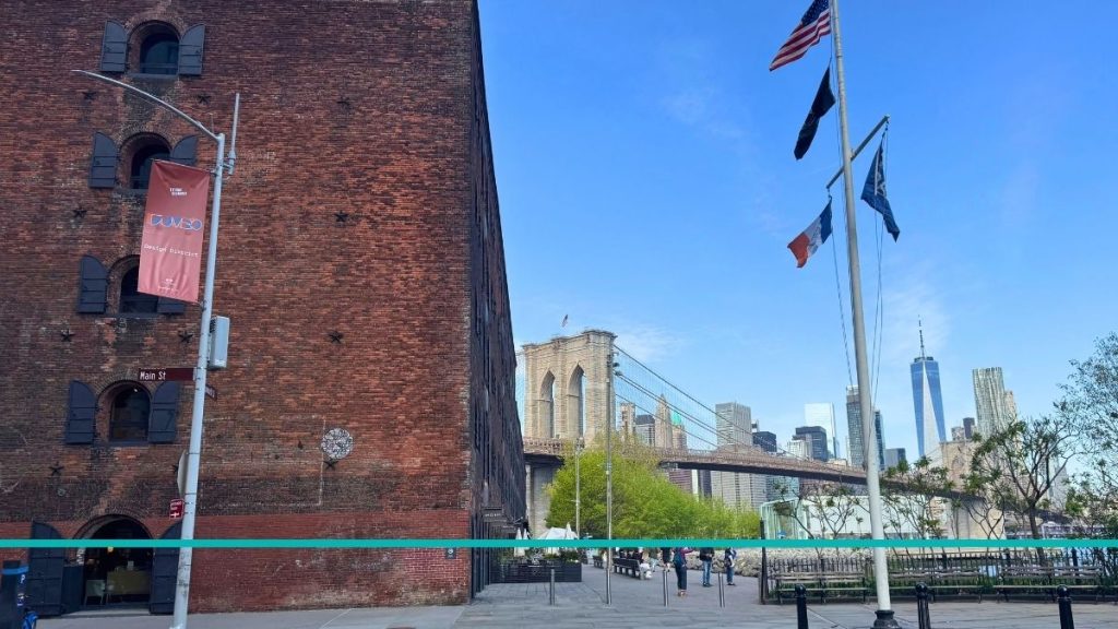 Dumbo, Brooklyn con vista al puente de Brooklyn y la calle Main.